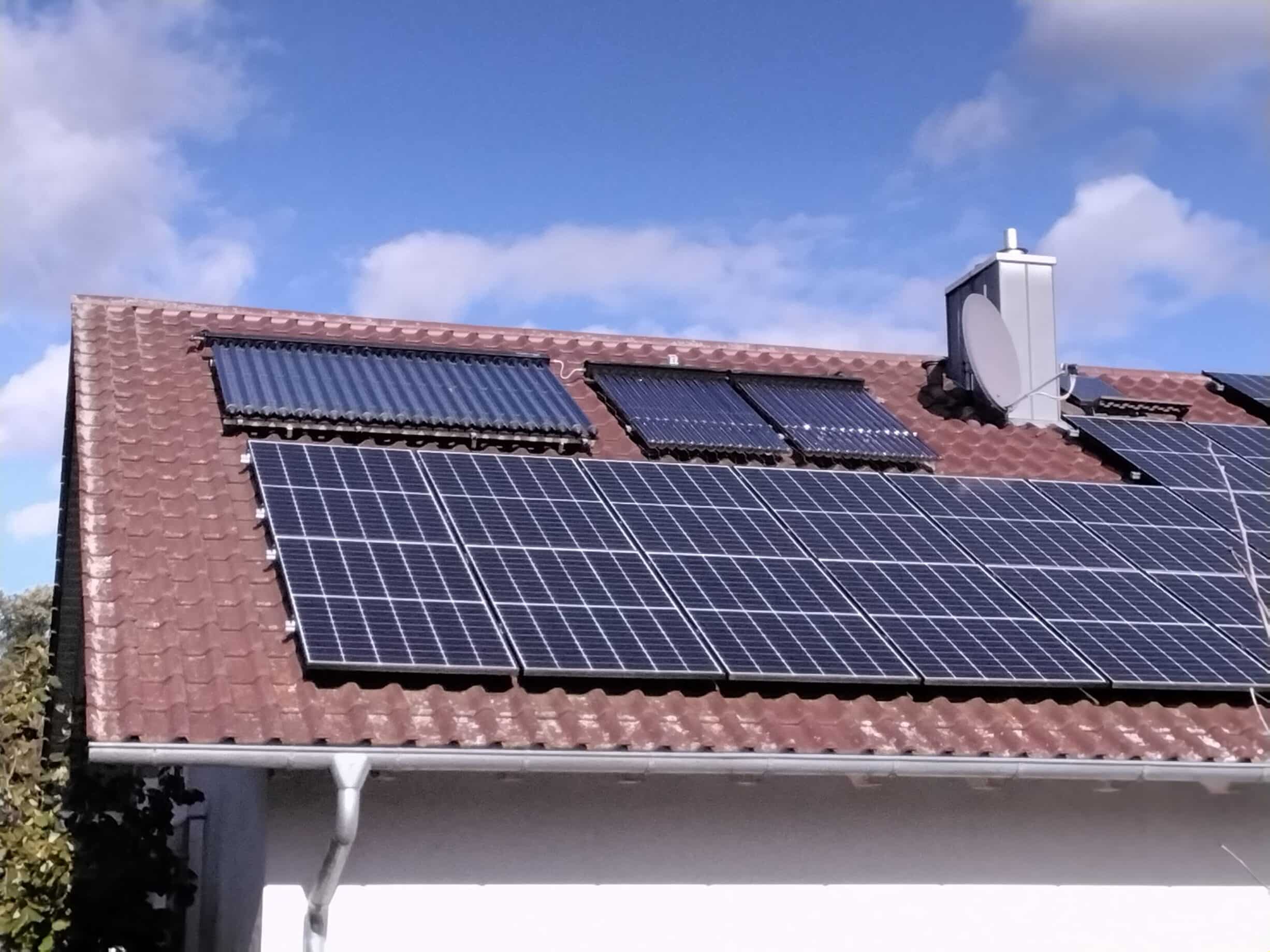 Solarthermie- und Photovoltaikanlage auf einem Dach