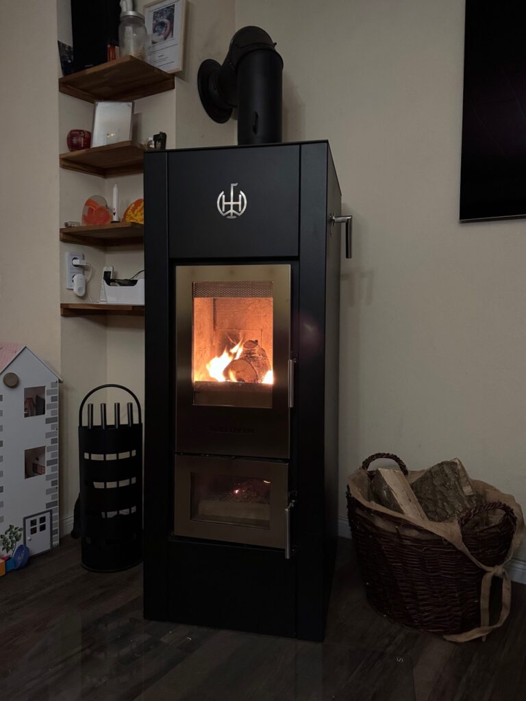 Kaminofen mit Wassertasche brennt mit Feuer.