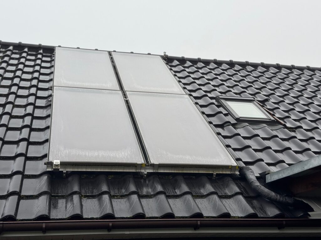 Solarthermieanlage auf dem Dach installiert.