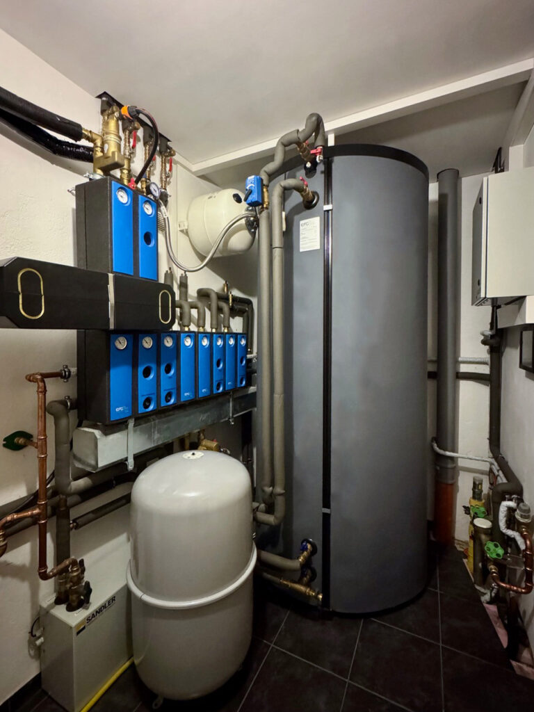SpeedPower-Anlage bei einem Kunden im Keller installiert. Gaskessel wurde entfernt, Solarthermie ans System angeschlossen.